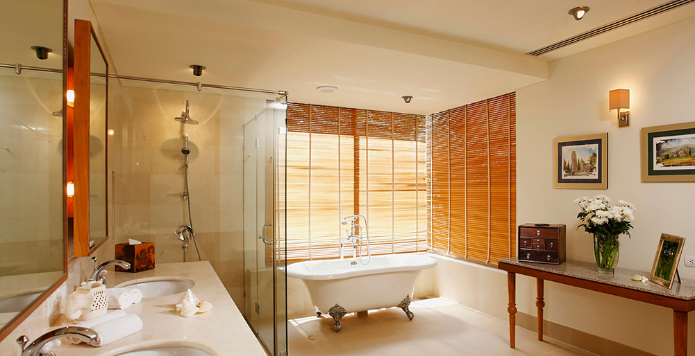 Baan Taley Rom - Luxurious ensuite bathroom with freestanding bathtub